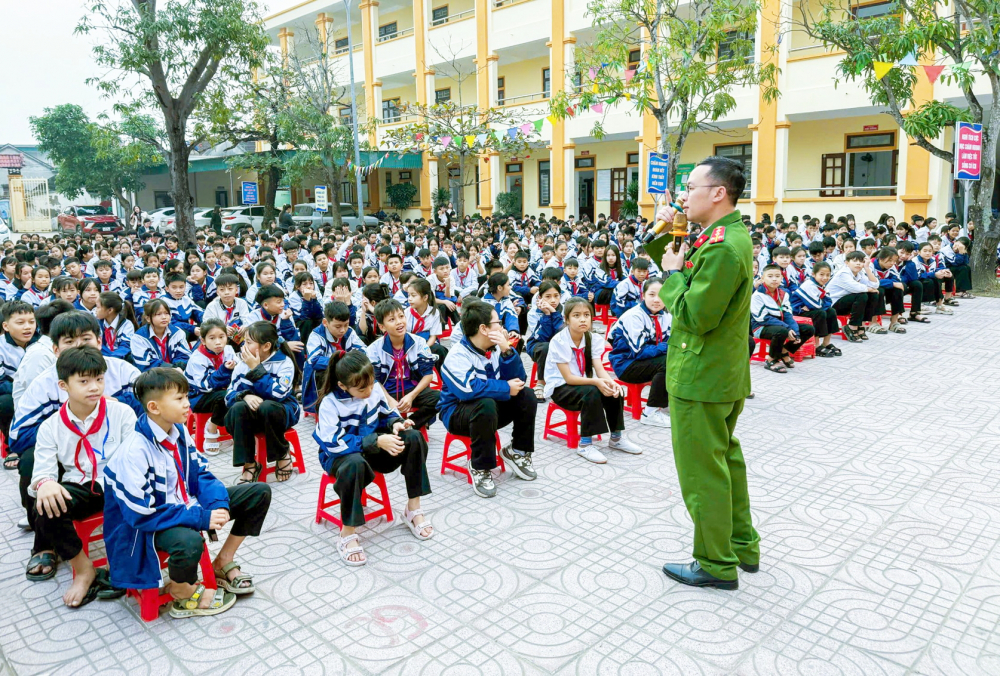 Công an xã Diễn Châu tuyên truyền an toàn giao thông, pháo nổ và bạo lực học đường cho học sinh Trường THCS Diễn Thành (xã Diễn Châu)