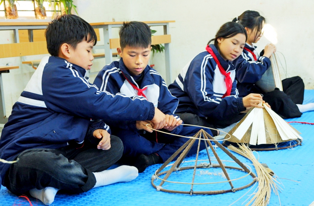 Học sinh Trường THCS Gia Thanh, tỉnh Phú Thọ học môn STEM qua cách làm nón lá. Bài giảng STEM này đã nhận giải thưởng của UNESCO về đổi mới sáng tạo trong dạy học toán và khoa học - ẢNH: N.T.