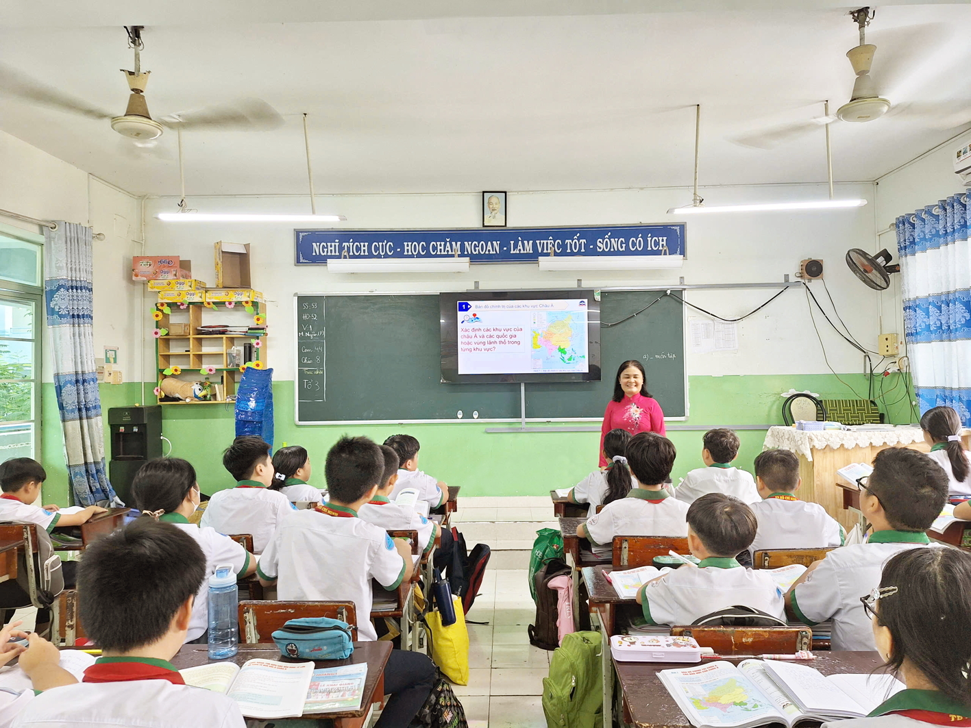 Một tiết học môn khoa học xã hội của học sinh lớp Bảy Trường THCS Hoàng Quốc Việt (phường Tân Mỹ, TPHCM)