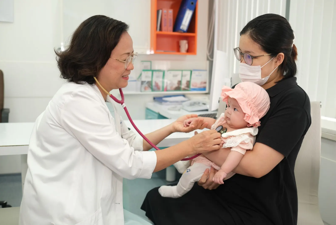 Trẻ dưới 6 tuổi được hưởng 100% BHYT - Ảnh: FV