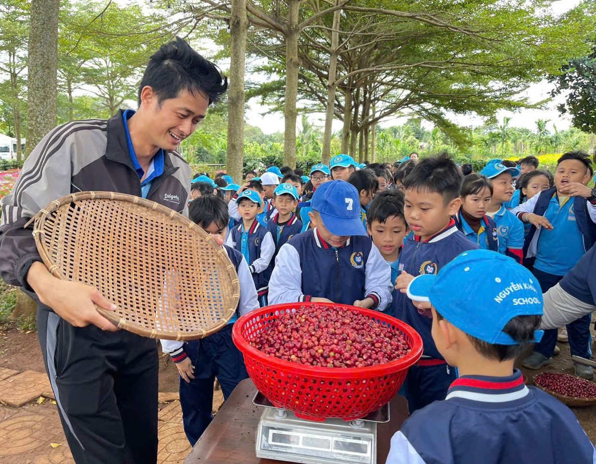 Thông qua hành trình ấy, các em học sinh hiểu rõ hơn giá trị của lao động, sự nhọc nhằn và tâm huyết của người nông dân gửi gắm trong từng hạt cà phê. 