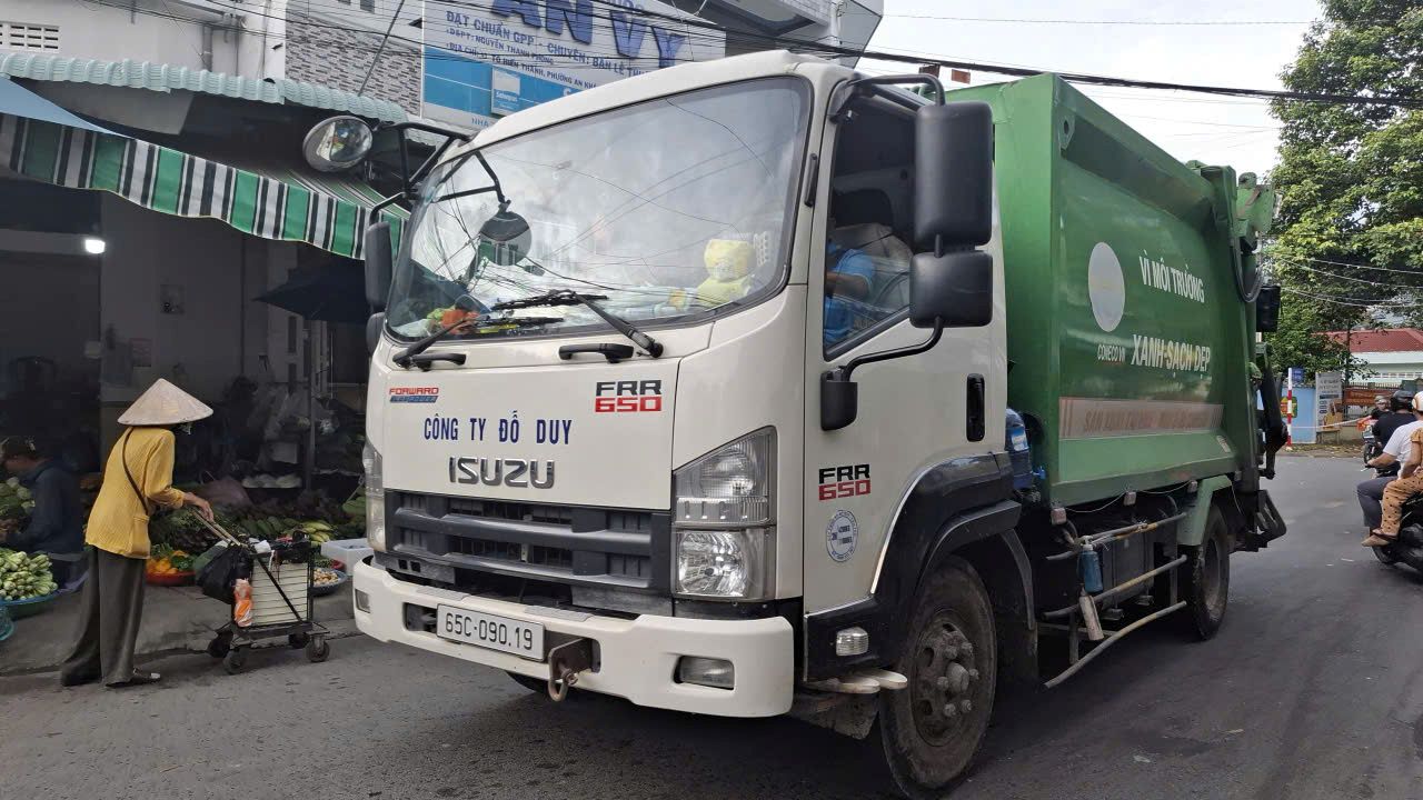 Xe vận chuyển rác thải từ bãi rác tạm ở khu dân cư Thới Nhựt (phường Tân An, TP Cần Thơ). Ảnh: CTV