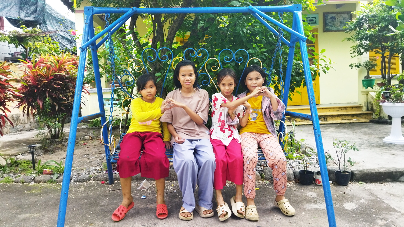 Những đứa trẻ vẫn thích ngồi xích đu