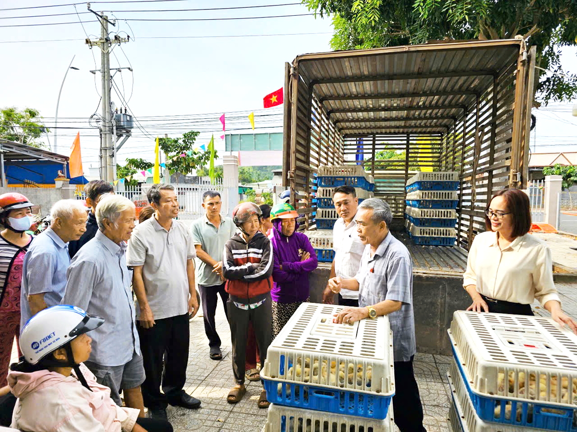 Hội LHPN xã Hồ Tràm và các đơn vị tài trợ trao con giống, thức ăn và hướng dẫn kỹ thuật chăn nuôi cho các hộ gia đình có hoàn cảnh khó khăn