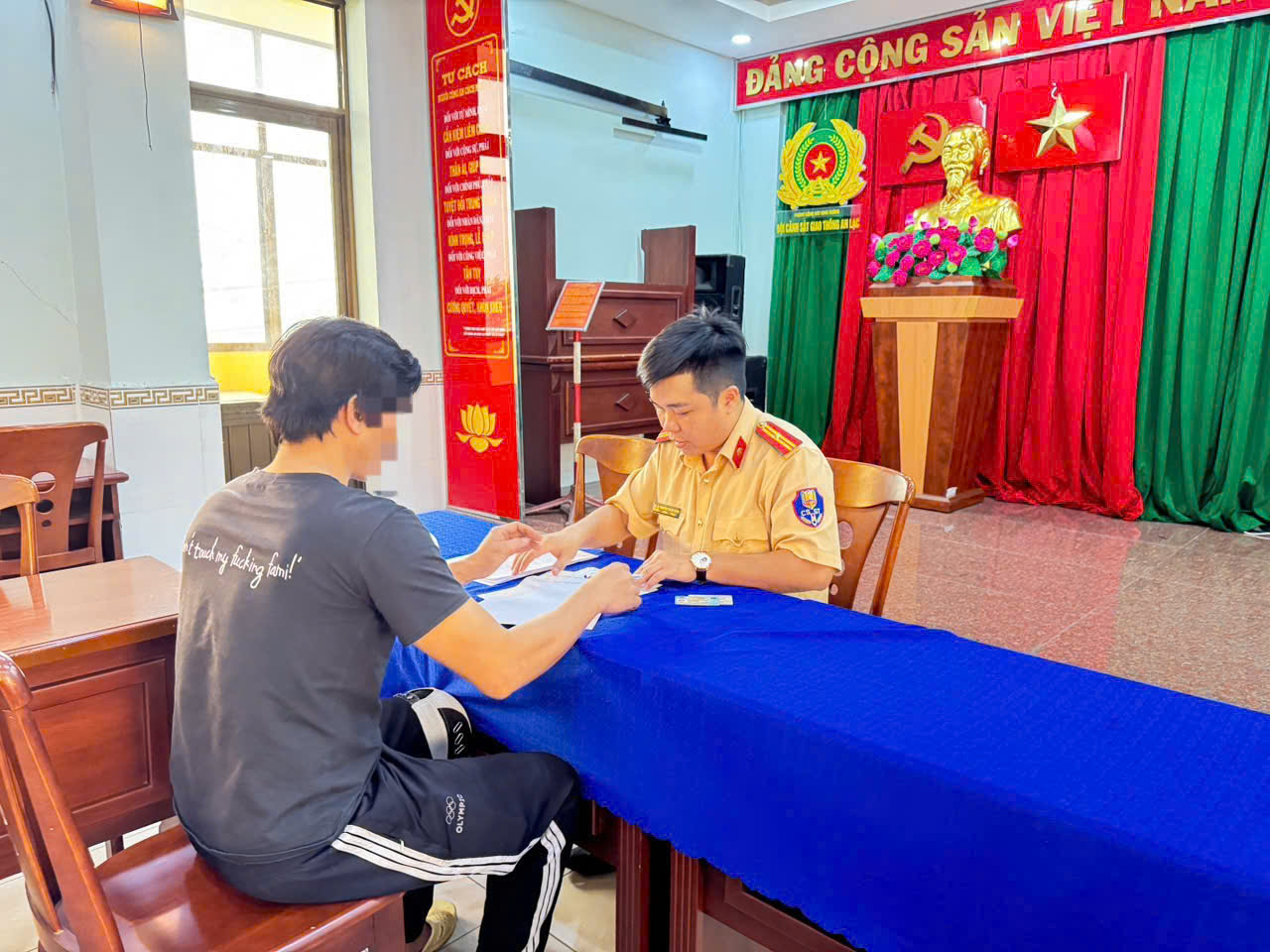 Tài xế tại cơ quan công an. Ảnh: CA