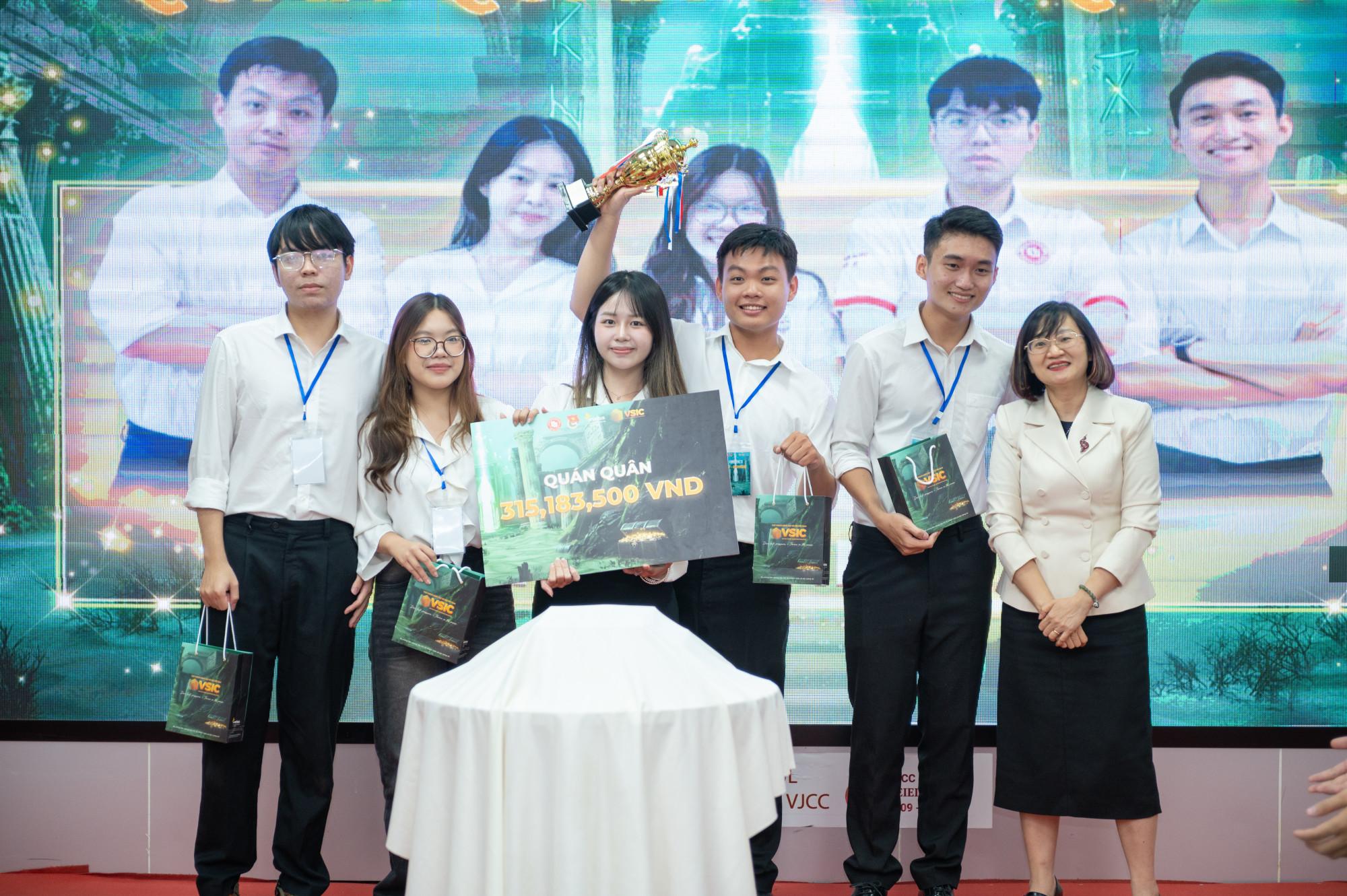 Nhóm sinh viên Đại học Kinh tế TPHCM giành giải Á quân Startup Program 2025 - Ảnh: UEH