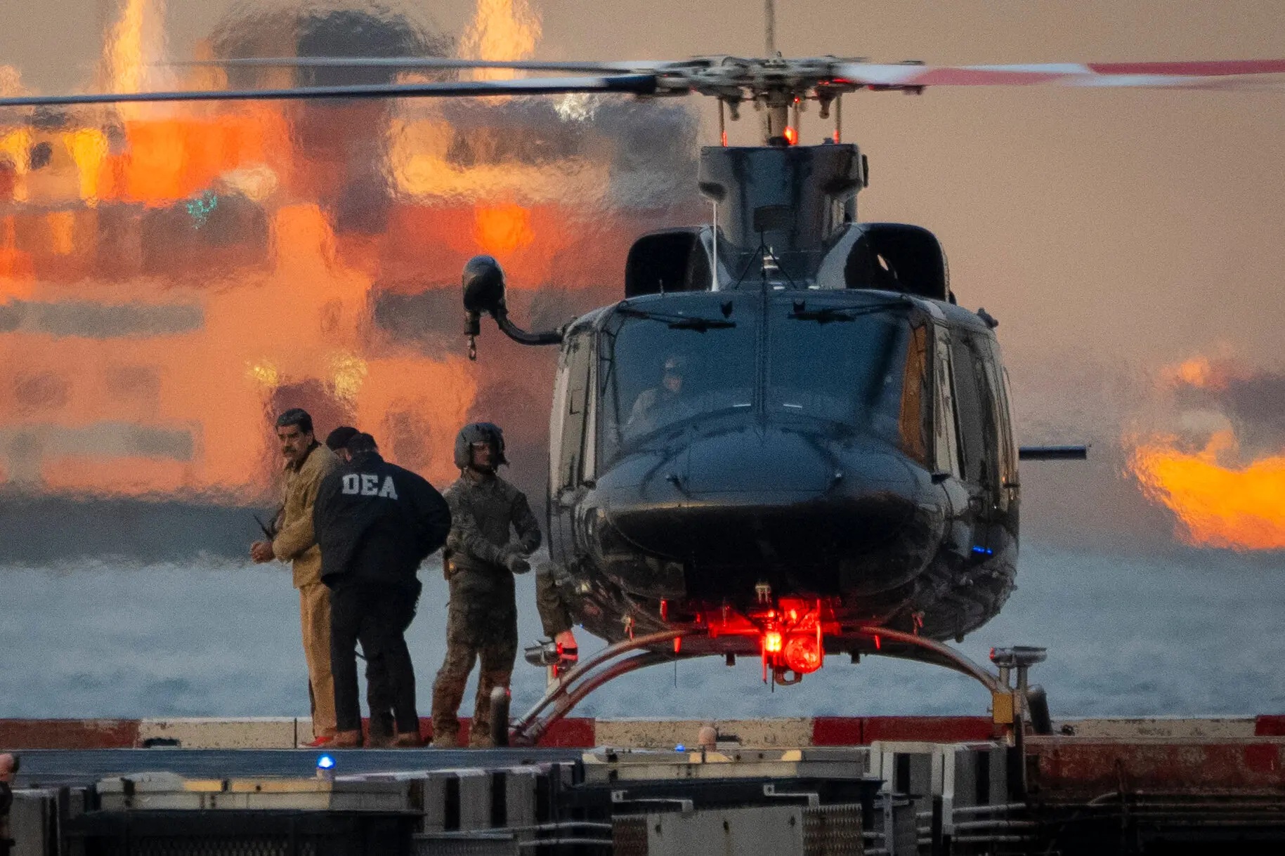 Tổng thống Venezuela Nicolás Maduro (bìa trái) bước xuống trực thăng ở trung tâm Manhattan trước khi được đưa đến tòa án liên bang ở Manhattan vào ngày 5/1 - Ảnh: Vincent Alban/The New York Times