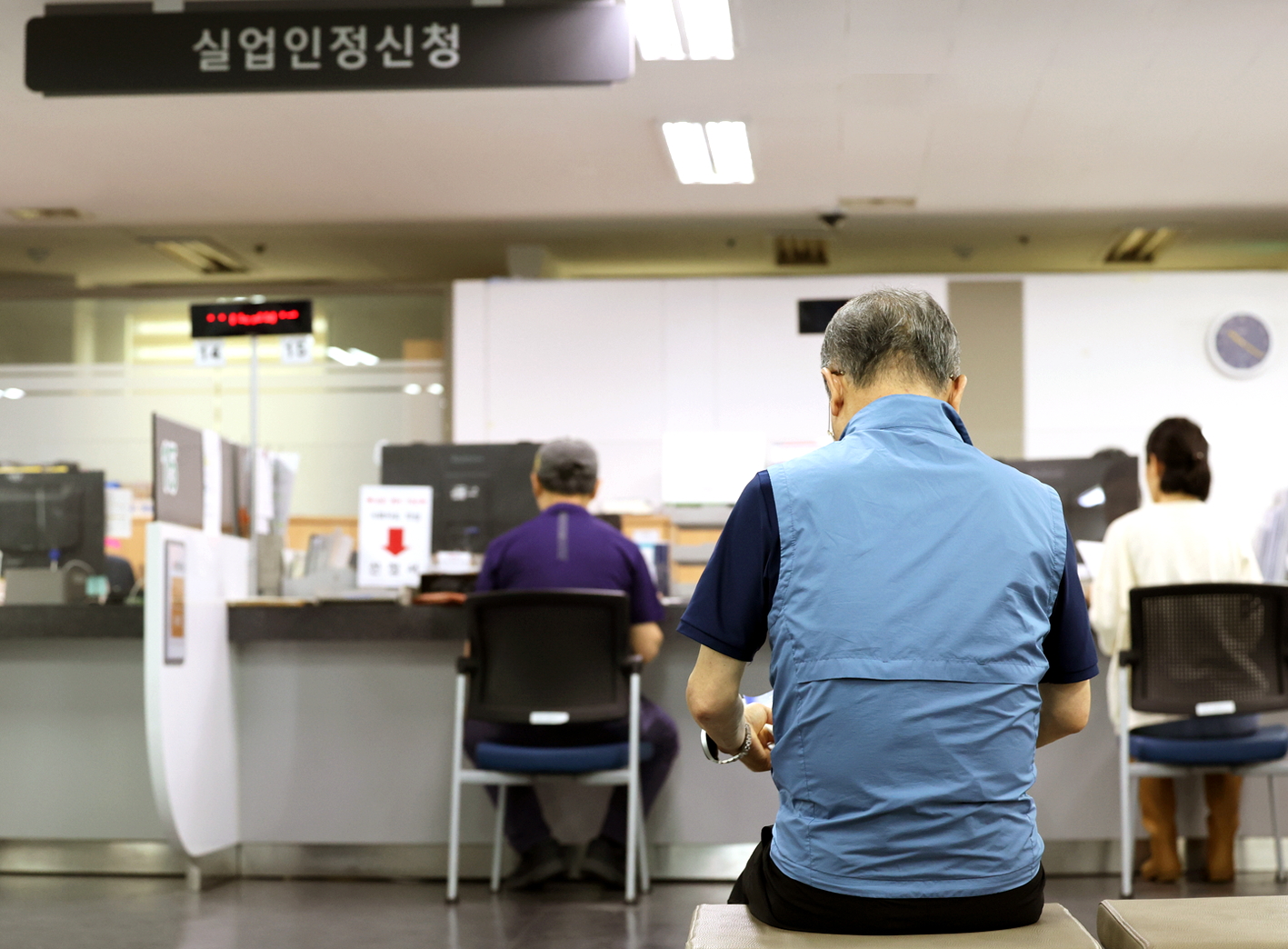 Chờ đợi tại một trung tâm tư vấn việc làm ở Seoul, Hàn Quốc - Nguồn ảnh: Yonhap