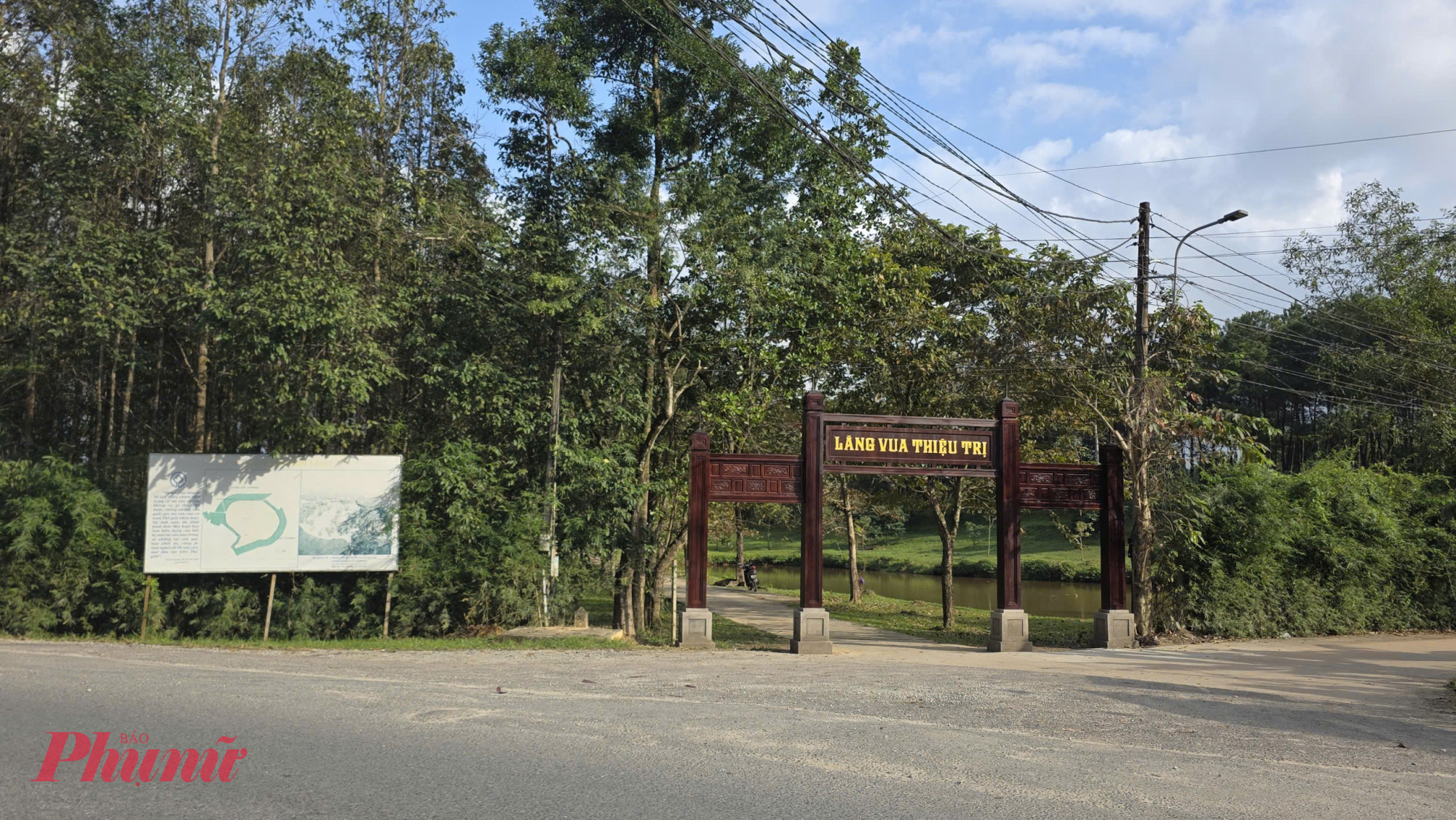 Công trình cổng gỗ chỉ dẫn vào lăng Thiệu Trị gây xôn xao dư luận 