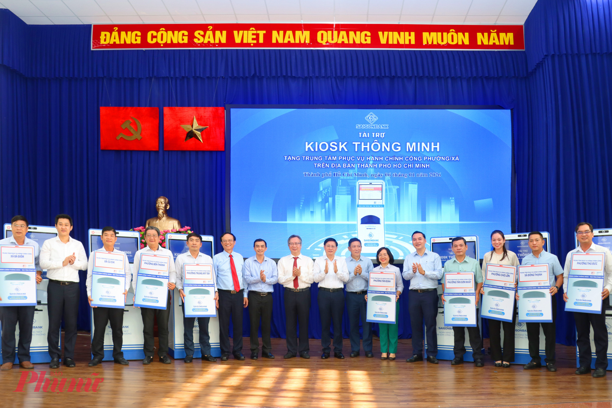 Đại diện các phường, xã nhận kiosk thông minh do SAIGONBANK trao tặng - Ảnh: Ngọc Sơn