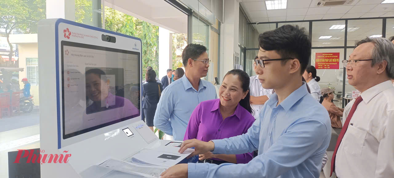 Các địa biểu theo dõi thao tác thực hiện thủ tục hành chính trên kiosk thông minh - Ảnh: Ngọc Sơn