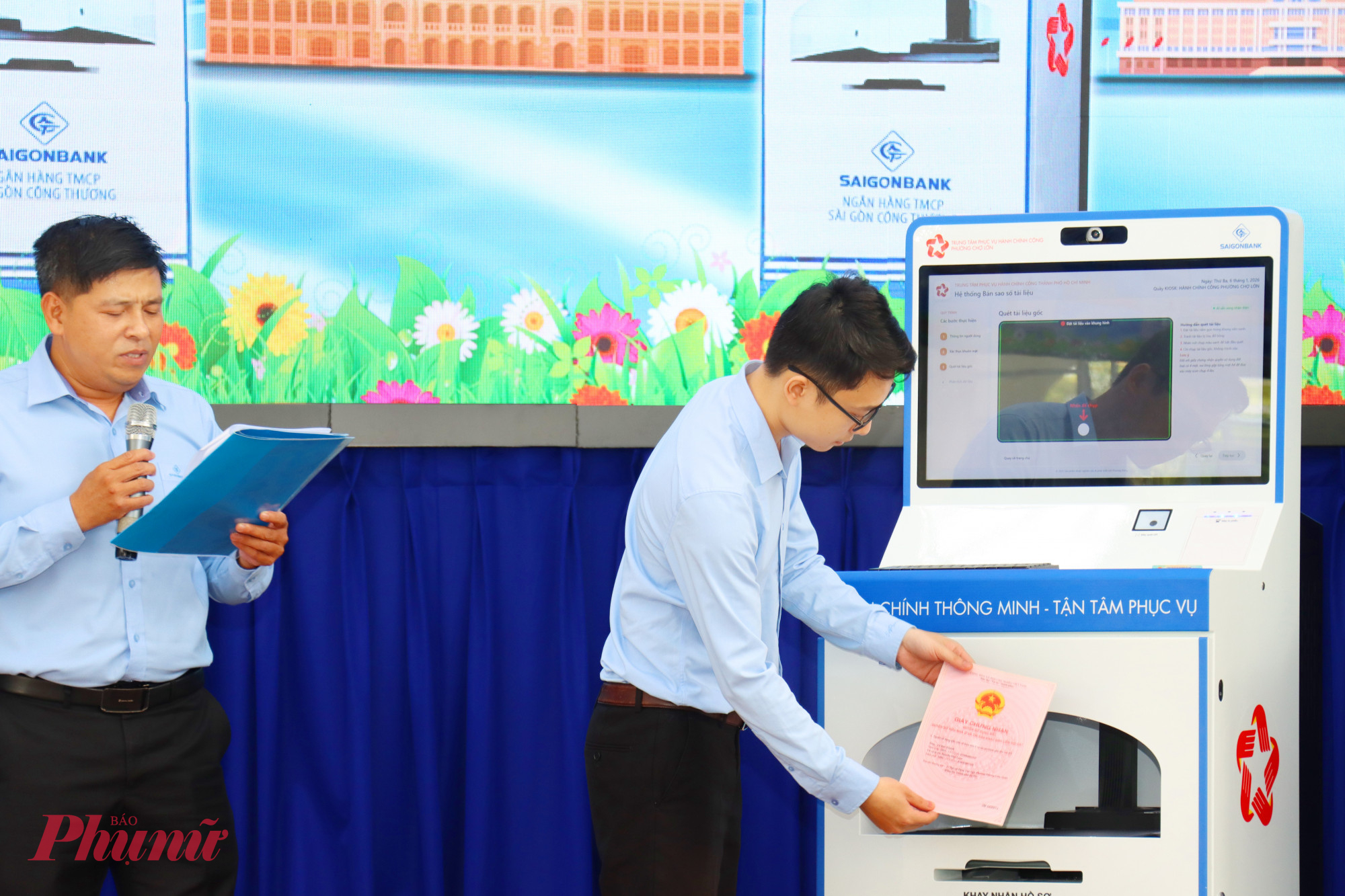 Các chuyên viên kỹ thuật thao tác sao y Giấy chứng nhận Quyền sử dụng đát trên kiosk thông minh. Ảnh: Ngọc Sơn 