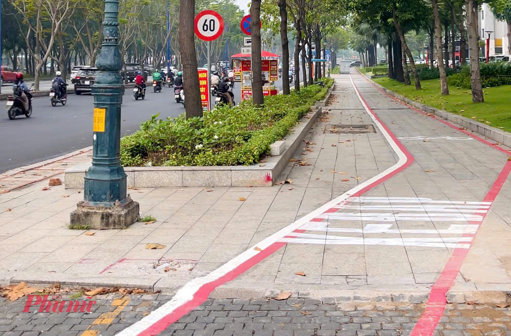 Làn đường dành riêng cho xe đạp trên đường Mai Chí Thọ được kẻ vạch, sơn đỏ nổi bật.