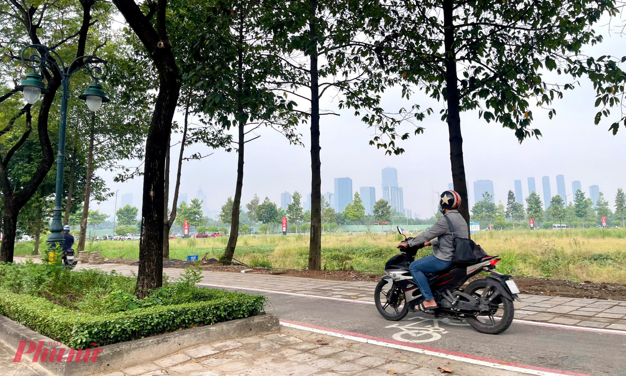 Xe máy ngang nhiên lưu thông nối đuôi nhau trên làn đường dành cho xe đạp, tiềm ẩn nguy cơ mất an toàn cho người đi xe đạp.