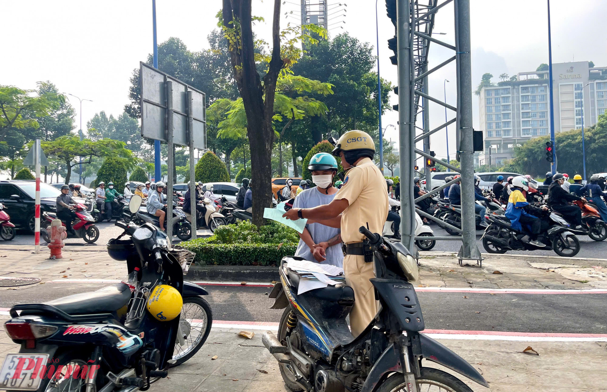 CSGT Cát Lái lập biên bản một trường hợp xe máy đi sai làn, lưu thông vào làn đường dành riêng cho xe đạp trên đường Mai Chí Thọ sáng 6-1-2026.