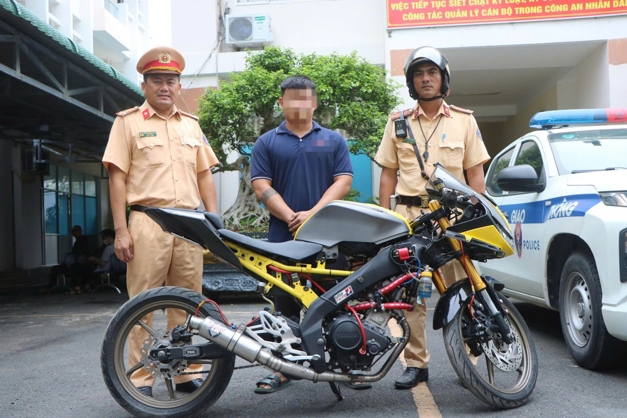 Thanh niên cùng phương tiện tại công an. Ảnh: Minh Mẫn