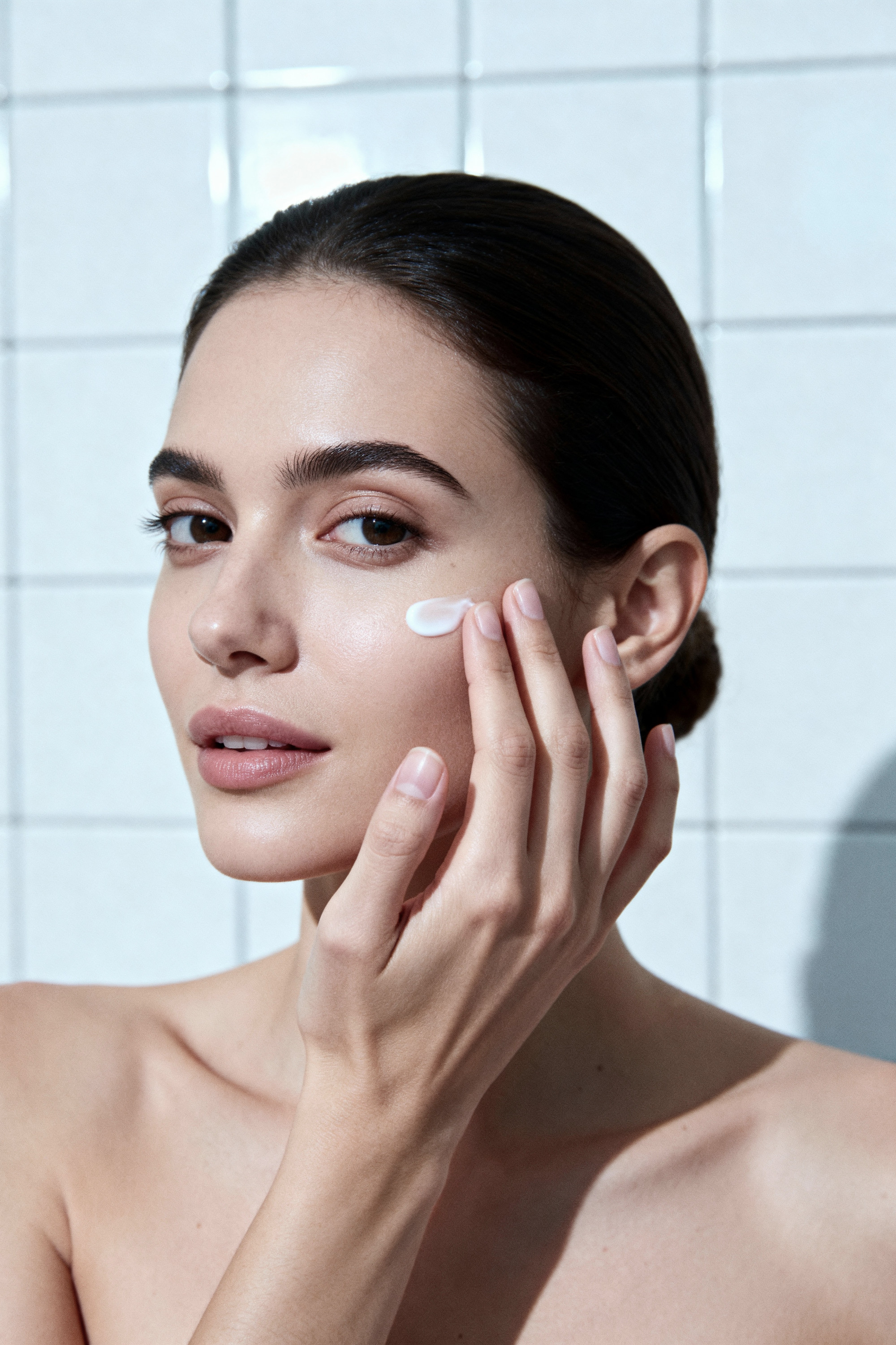 Thói quen dùng kem chống nắng nên duy trì quanh năm, không phụ thuộc vào mùa. Ảnh: Freepik