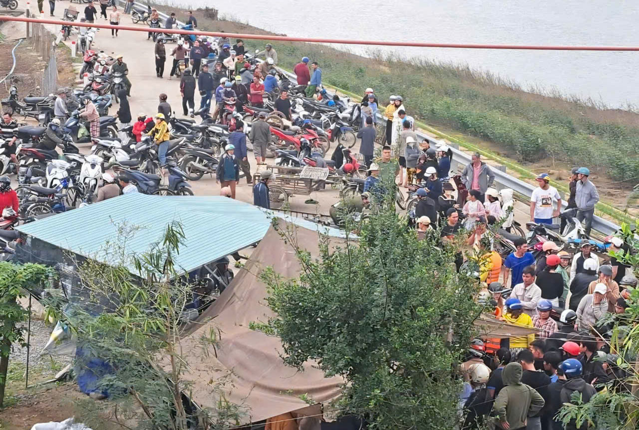 Nhiều người dân hiếu kỳ đến xem sự việc-Ảnh: XC