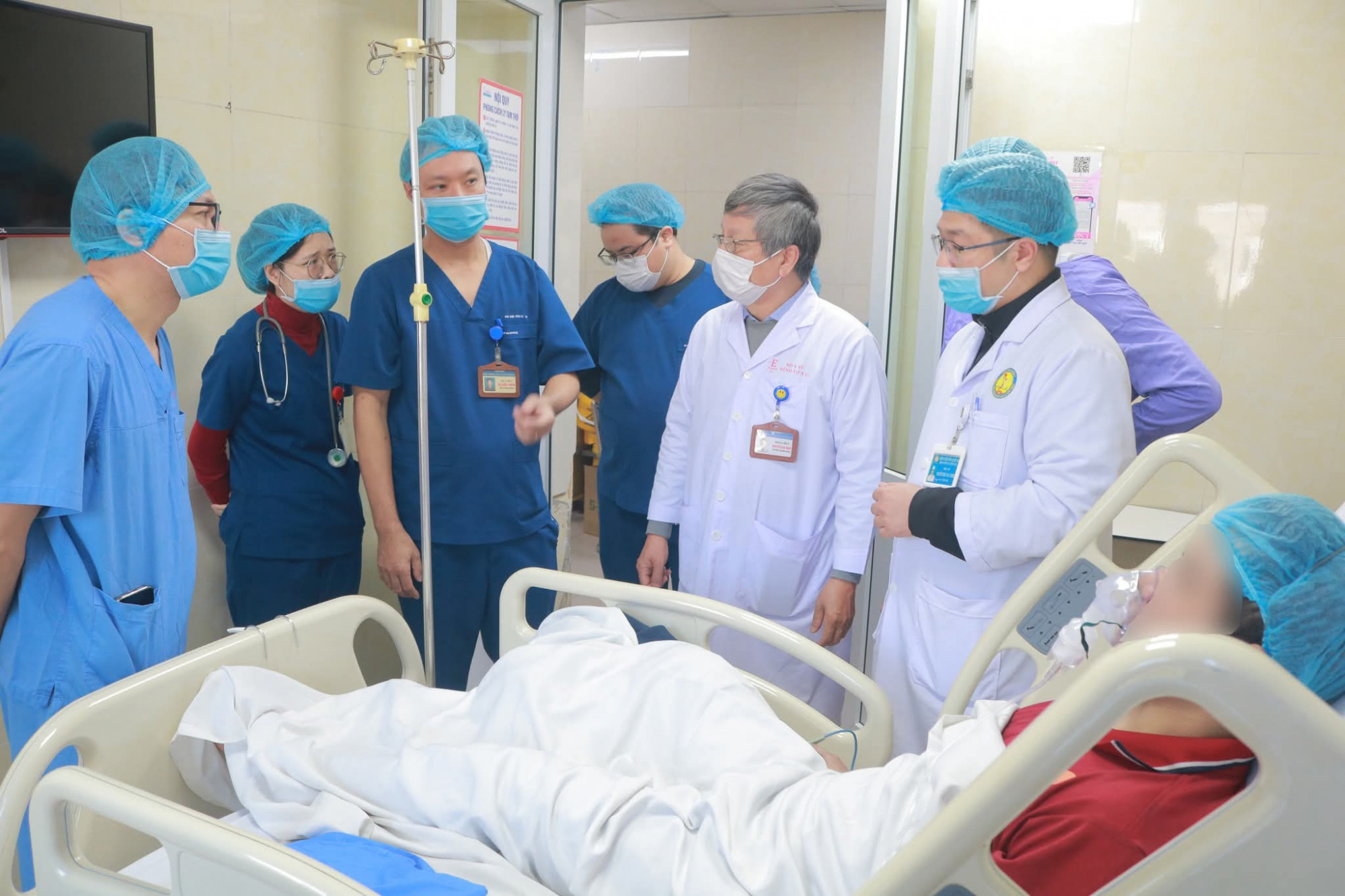 Một bệnh nhân trong vụ cháy đang cấp cứu tại Bệnh viện E - ảnh: bệnh viện cung cấp