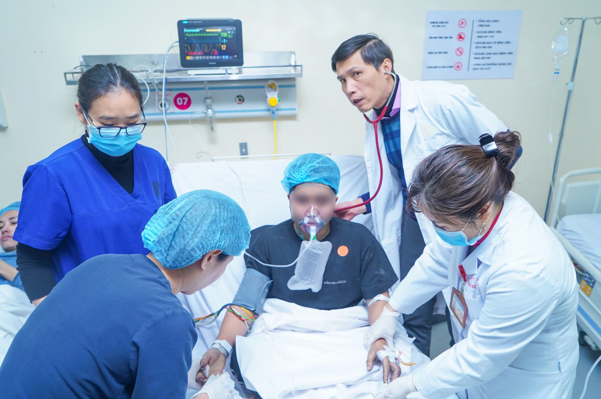 Bệnh viện E tiếp nhận 15 người từ vụ cháy - ảnh: bệnh viện cung cấp