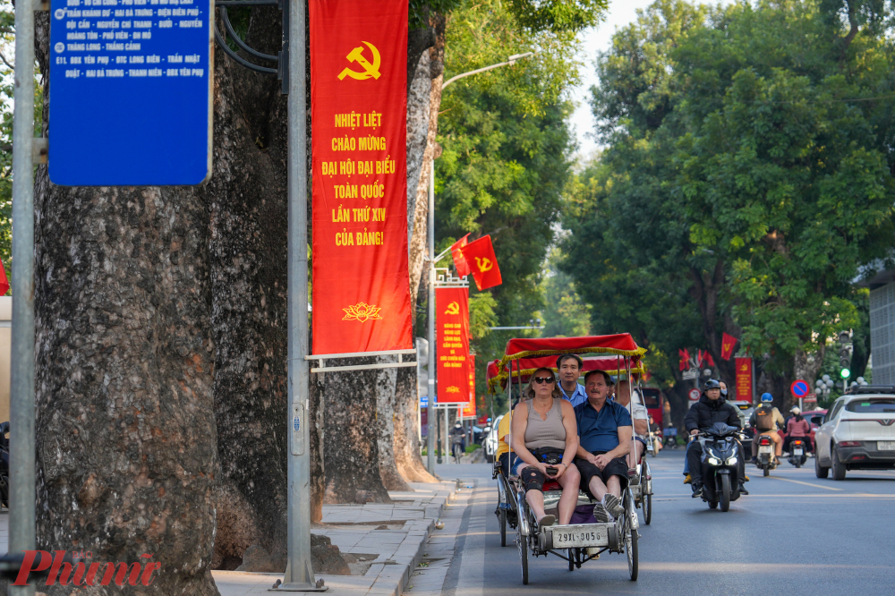 Những dải băng rôn đỏ rực với dòng chữ 'Chào mừng Đại hội đại biểu toàn quốc lần thứ XIV của Đảng' được treo dọc các tuyến phố kiểu mẫu như Lê Hồng Phong, Hùng Vương, tạo nên sự thống nhất và trang trọng cho diện mạo đô thị.