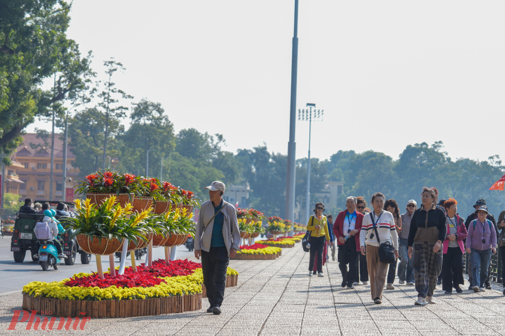 Công tác chỉnh trang đô thị, tỉa cây cảnh và bổ sung hoa tươi tại các dải phân cách đường phố được các công nhân môi trường thực hiện khẩn trương, đảm bảo Thủ đô luôn sạch, đẹp trong suốt thời gian diễn ra sự kiện.
