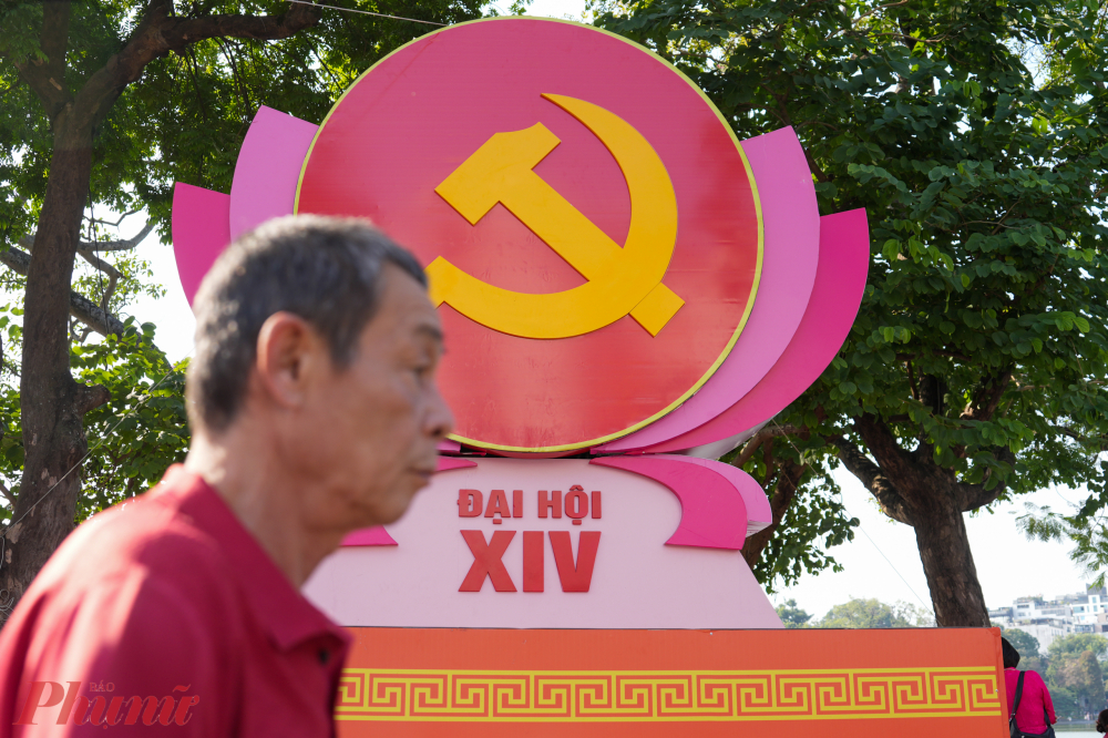 Những khối pano trang trí đa diện tuyên truyền về ngày hội của đất nước đặt xung quanh khu vực hồ Hoàn Kiếm.