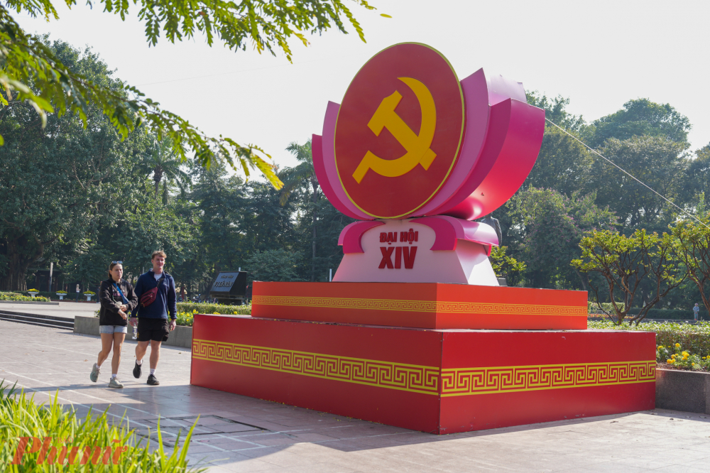 Cụm pano khối lớn đặt trước quảng trường tượng đài LêNin trên đường Điện Biên Phủ.