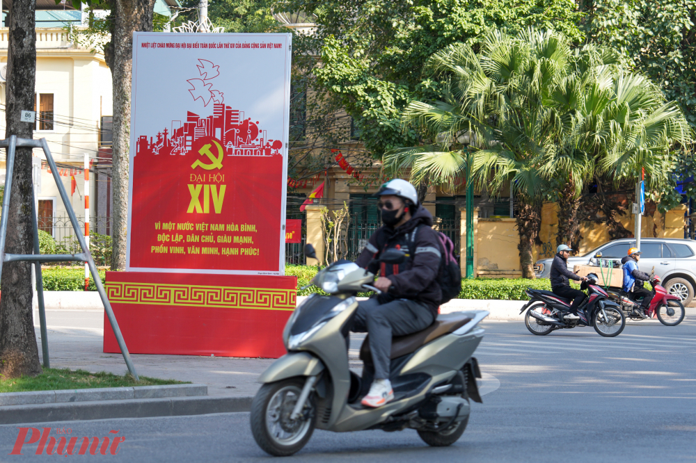 hệ thống pano tuyên truyền, tạo nên một không gian đô thị tươi mới, thu hút sự chú ý của người tham gia giao thông.