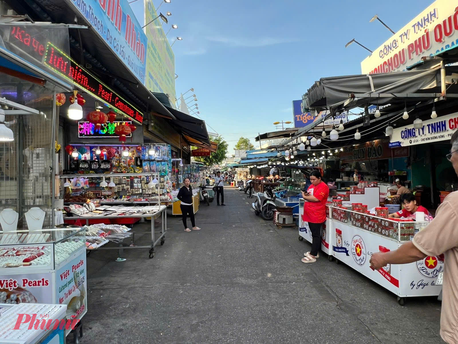 Ngày 7/1, ghi nhận của phóng viên, tại khu vực chợ đêm Phú Quốc nhiều tiểu thương vẫn đang hoạt động kinh doanh buôn bán, chưa ngưng hoạt động theo thông báo của Công ty Cổ phần du lịch Ngôi Sao Biển (Công ty Ngôi Sao Biển) từ ngày 31/12/2025.