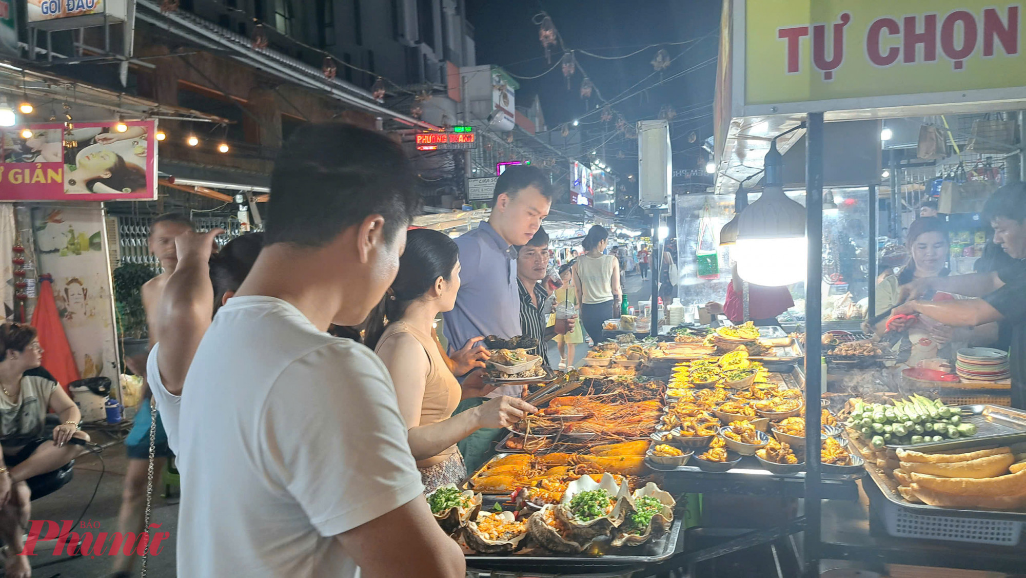 Chị L.K.T. - một chị tiểu thương kinh doanh ăn uống tại chợ đêm Phú Quốc cho biết, chị ký hợp đồng thuê mặt bằng với Công ty Ngôi Sao Biển nhiều năm nay, từ lúc hoạt động đến nay có thời điểm đông khách, có thời điểm vắng khách. Ở khu vực này chưa có hệ thống xử lý nước thải, các tiểu thương đa phần xả thải xuống sông Dương Đông, đôi khi cũng hôi thối, phải che chắn để không ảnh hưởng đến du khách.