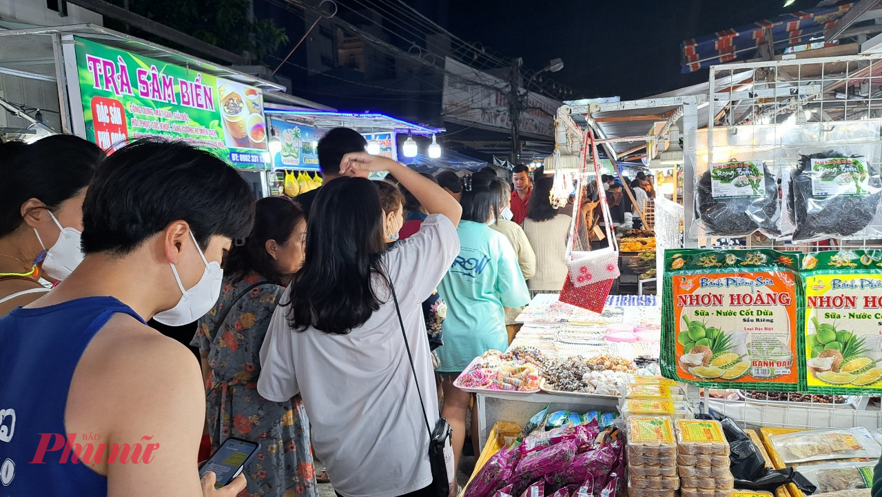 Anh Nguyễn Văn Nam, một ngươi dân ở Phú Quốc cho biết, đa phần khách du lịch tới Phú Quốc điều có một, hai lần ghé chợ đêm, nhiều lần tôi nghe du khách phàn nàn về mùi hôi thối khi dạo chợ đêm tham quan, mua sắm và tình trạng an toàn giao thông tại khu vực chợ.