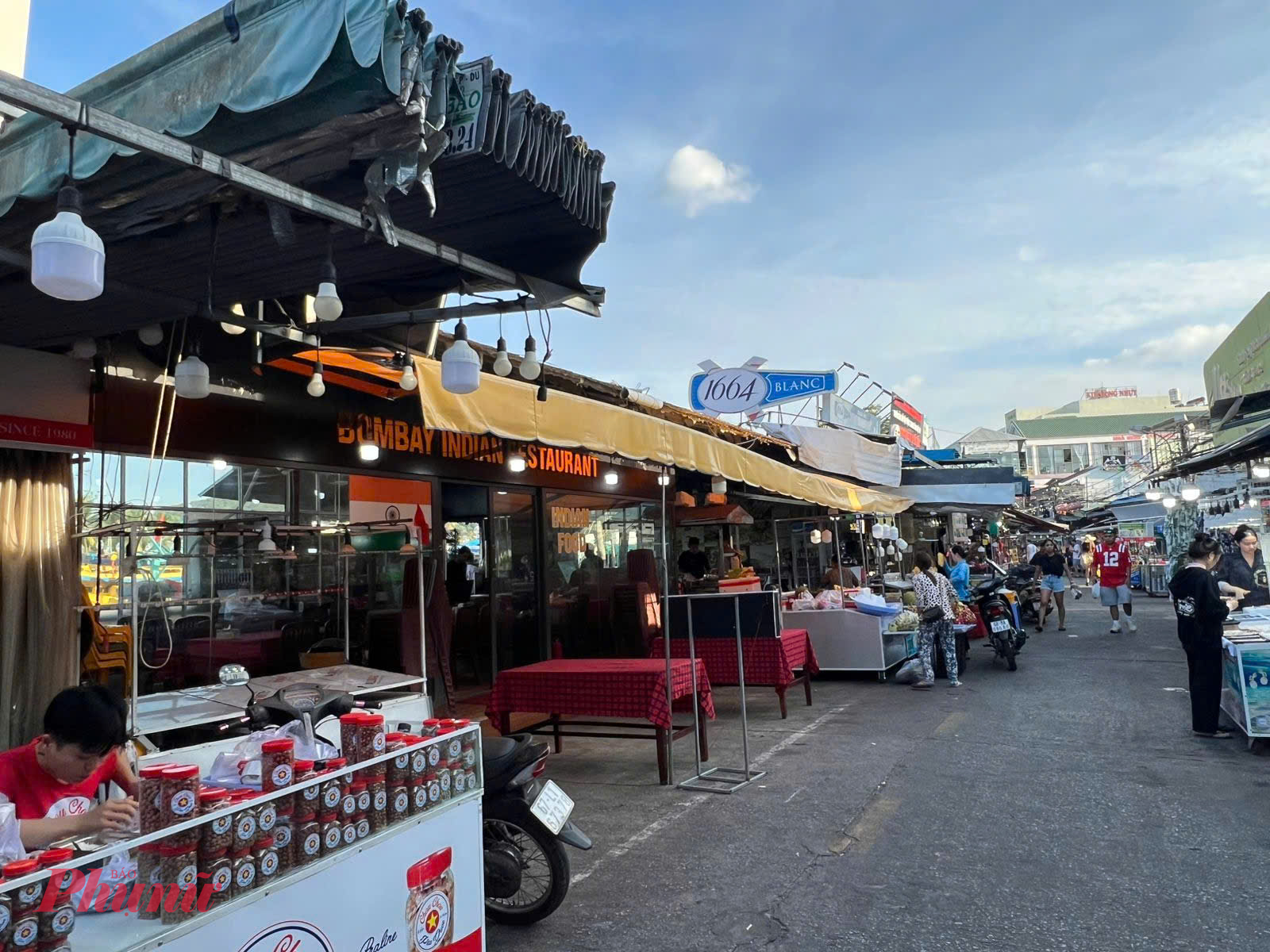 Theo tìm hiểu của phóng viên, mỗi ngày tại chợ đêm Phú Quốc thải ra môi trường khoảng gần chục tấn rác thải các loại. Sau khi chợ kết thúc hoạt động, rác được chất thành đóng tại các điểm tập kết, xe thu gom rác sẽ thu gom đưa đi nơi khác.