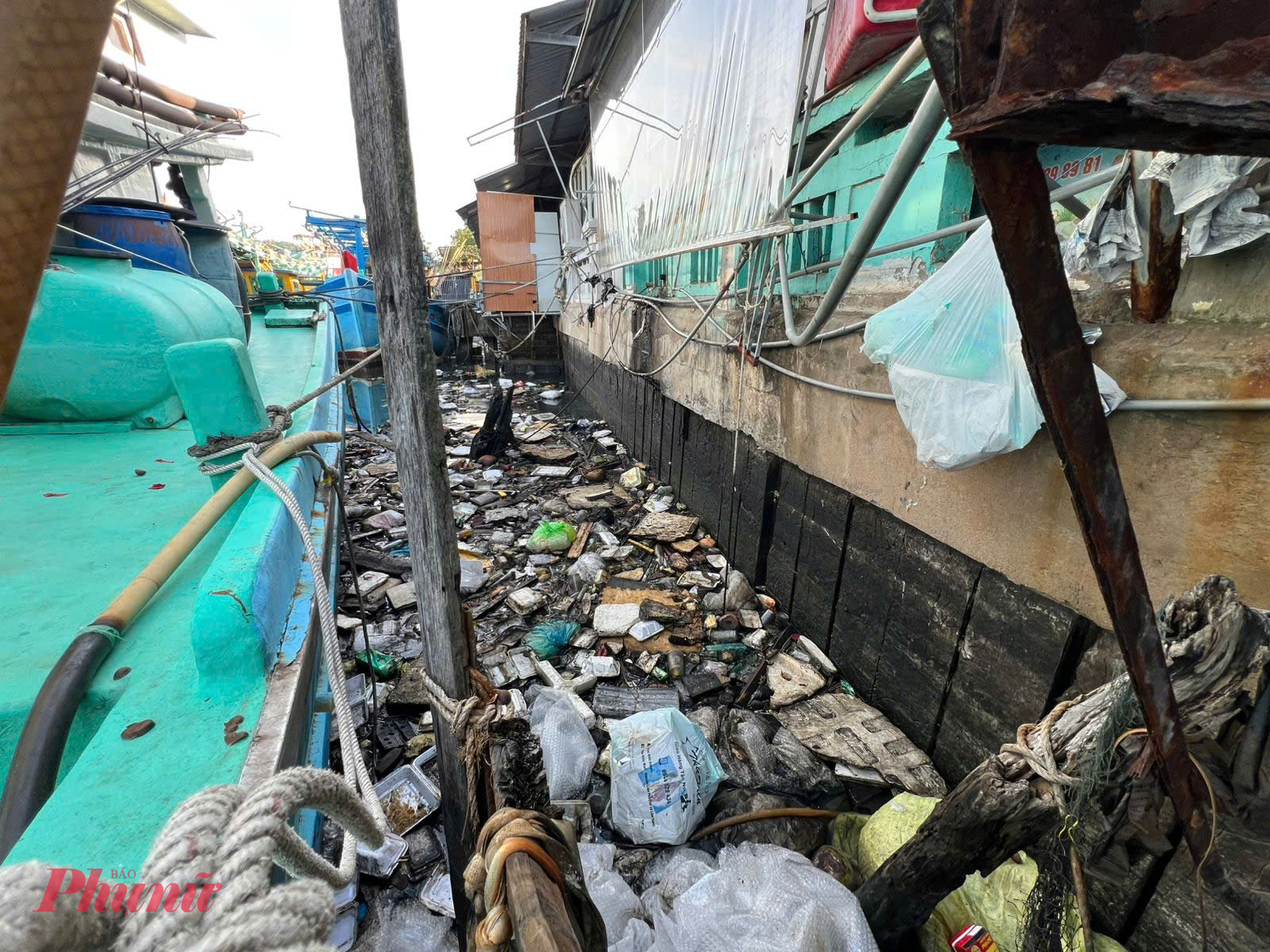 Khu vực bờ kè sông Dương Đông kế các gian hàng của chợ đêm Phú Quốc tình trạng nước sông bị ô nhiễm và rác thải dày đặc xen kẻ là những chiếc thuyền đang neo đậu.