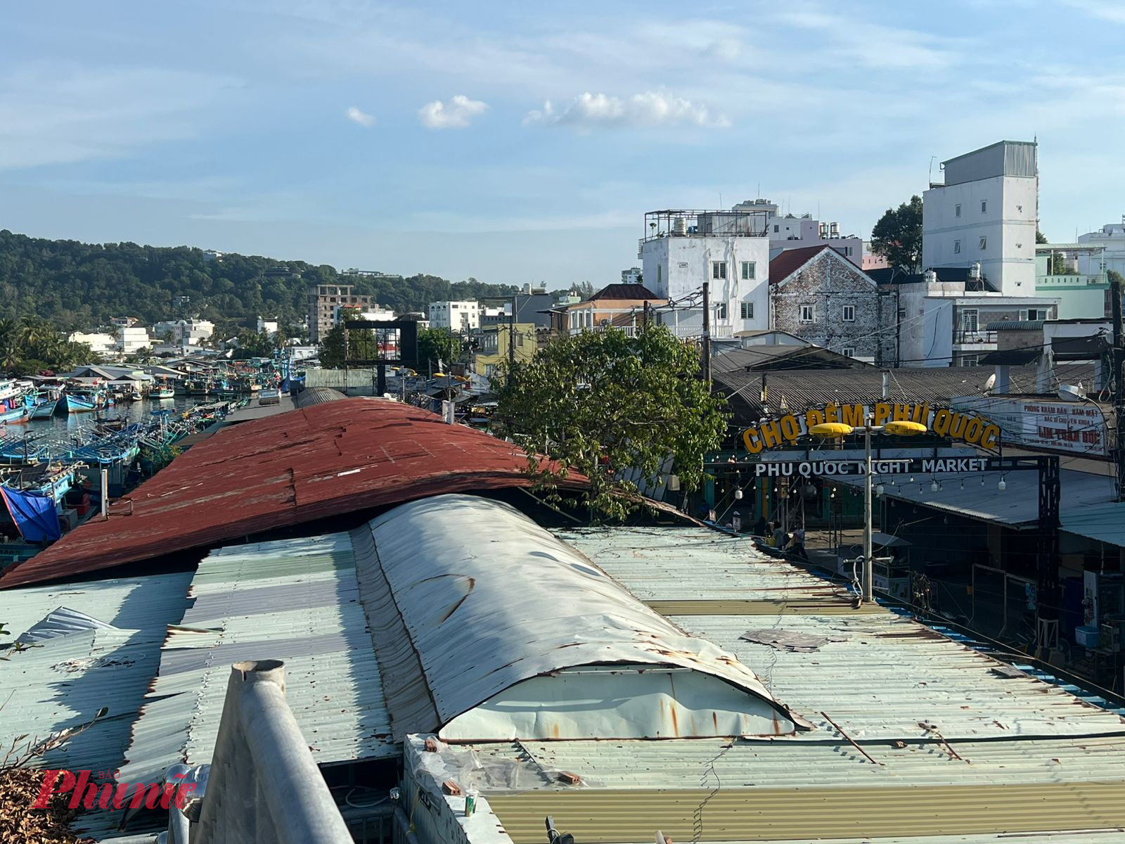 Tháng 7/2017, chợ đêm Phú Quốc xảy ra vụ hỏa hoạn, thiêu rụi nhiều gian hàng, ước tính thiệt hại hàng tỉ đồng, mất một thời gian mới khôi phục lại. Ngoài vấn đề ô nhiễm môi trường phòng cháy chữa cháy cũng đáng báo động với khu chợ này.