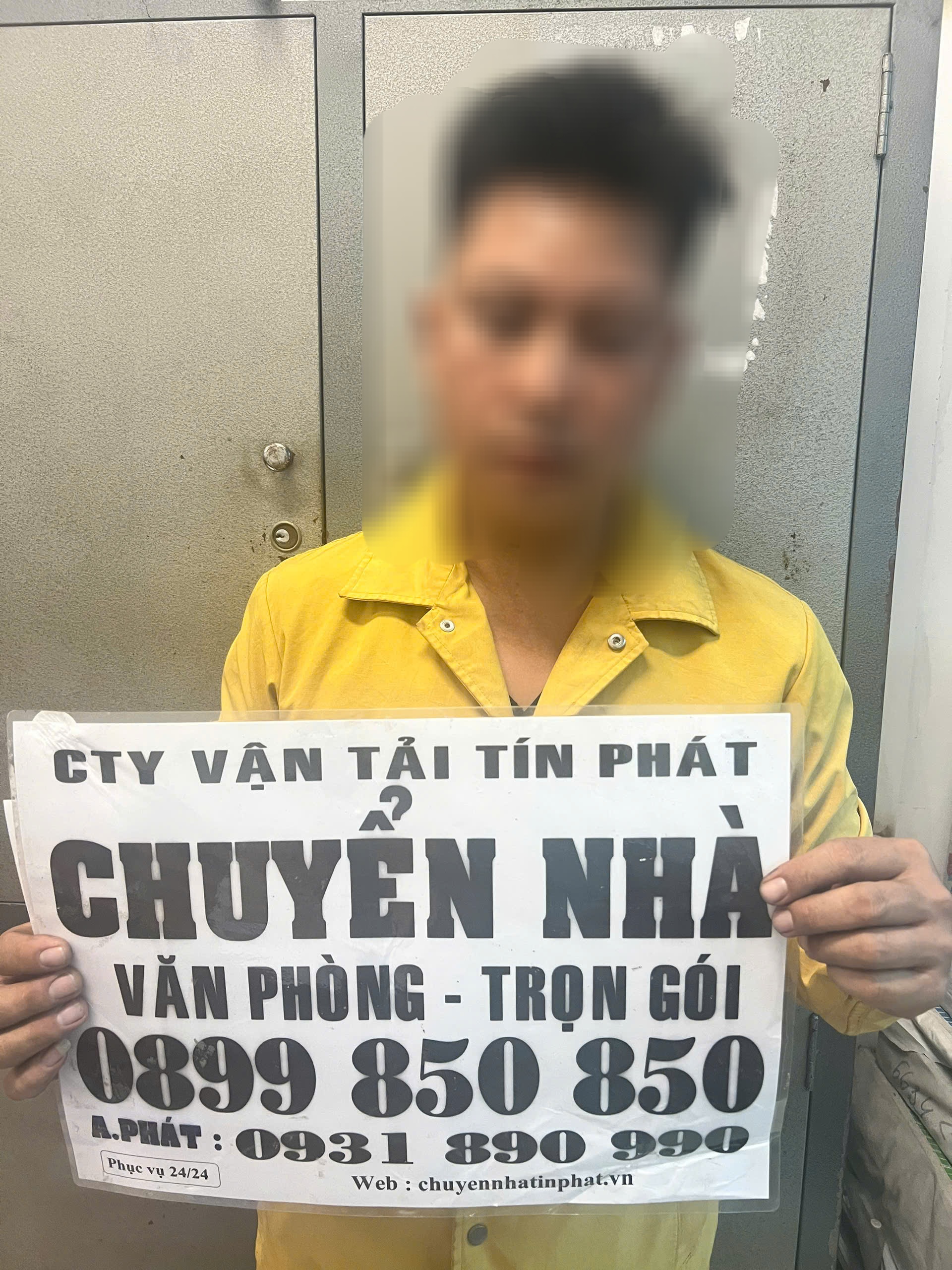  Công an TPHCM đã xử phạt P.C.C vì hành vi dán quảng cáo sai quy định - Ảnh: Công anTPHCM cung cấp