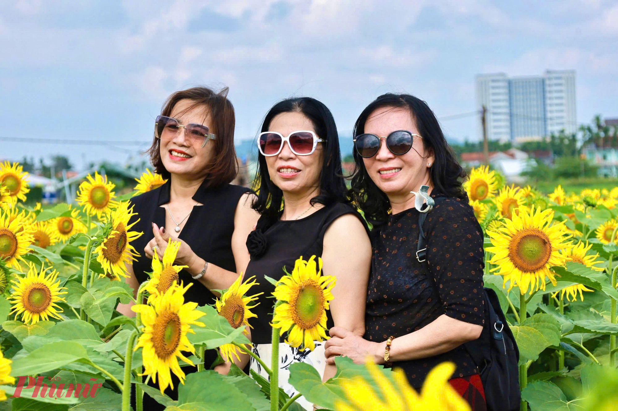 Không chỉ giới trẻ, nhiều người lớn tuổi cũng tìm đến vườn hoa để tản bộ, ngắm cảnh. Bà Nguyễn Thị Bảy (65 tuổi, trú xã An Phú) cho biết, đã cùng người thân đến đây dạo chơi.