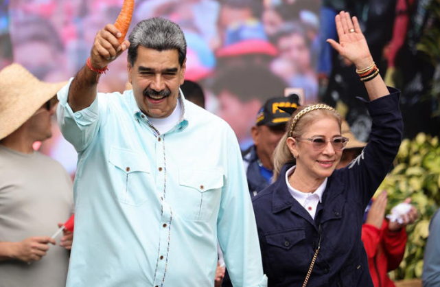 Ông Maduro kết hôn với bà Flores, người bạn đời gần hai thập kỷ của ông, vào tháng 7 năm 2013, ngay sau khi ông nhậm chức tổng thống. Ông gọi bà là chiến binh số một, thay vì đệ nhất phu nhân, và coi bà là một cố vấn quan trọng. (AP)