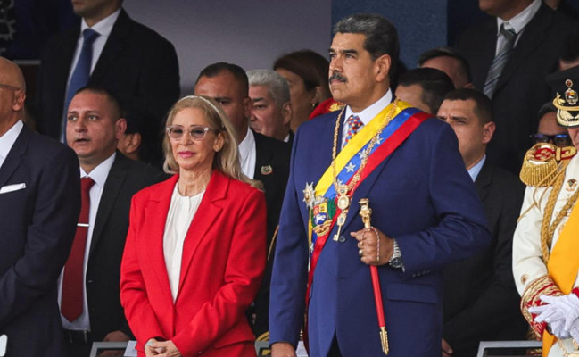 Đệ nhất Phu nhân Venezuela Cilia Flores xuất hiện tại tòa án với phần trán được băng bó sau khi Mỹ đột kích và bắt giữ vợ chồng bà trong chiến dịch cuối tuần qua.