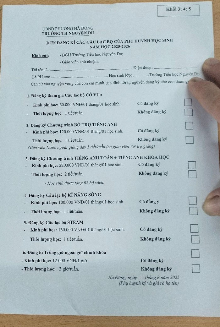 Giữ lại tinh thần công lập giữa những khoản thu liên kết tự nguyện Đơn đăng ký các câu lạc bộ do Trường Tiểu học Nguyễn Du (phường Hà Đông, Hà Nội) gửi tới phụ huynh vào đầu năm học 2025-2026. Ảnh: Phụ huynh cung cấp.