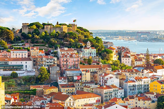 Lisbon, Bồ Đào Nha sở hữu đường chân trời tráng lệ vươn cao trên lâu đài São Jorge. - Ảnh: Shutterstock