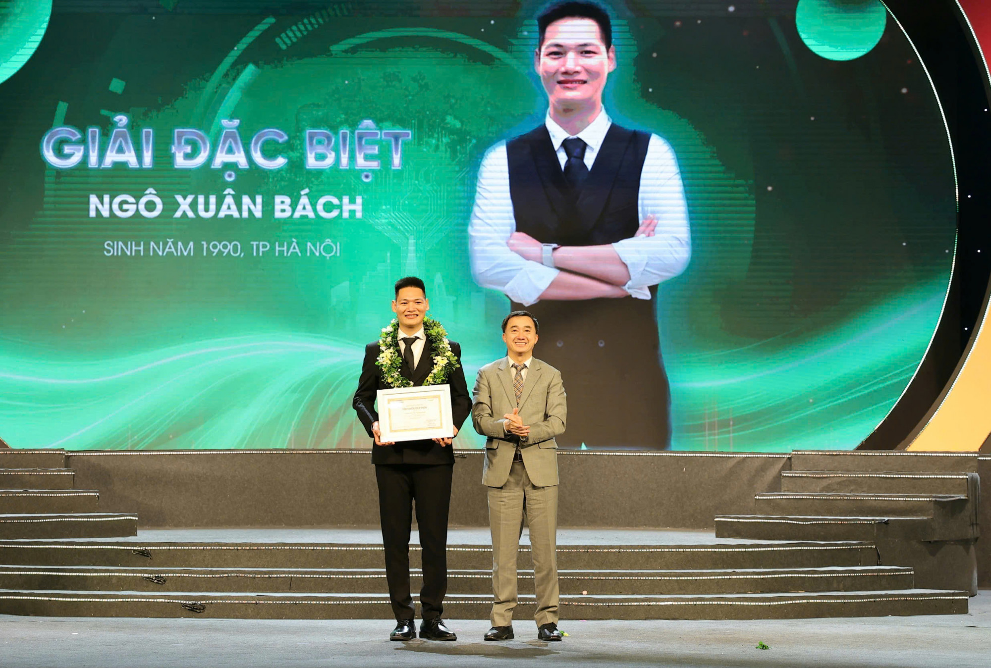 Thứ trưởng Bộ Y tế Trần Văn Thuấn trao giải đặc biệt cho thí sinh của cuộc thi Tôi khỏe đẹp hơn lần 4