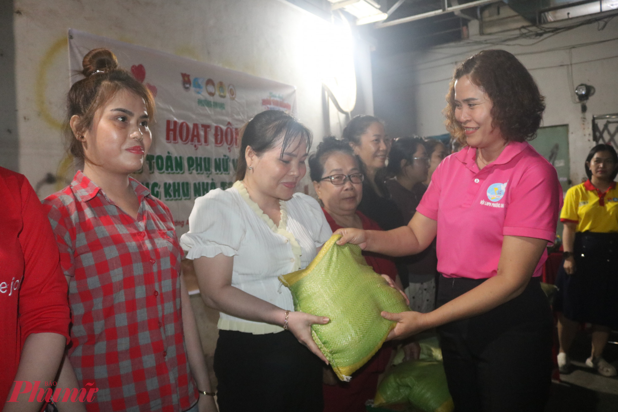 Dịp này, ban tổ chức tặng quà là thực phẩm thiết yếu cho 100 hộ đang thuê phòng tại khu nhà trọ của gia đình chị Vân. Trong ảnh, bà Nguyễn Thị Cẩm – Phó chủ tịch Ủy ban MTTQ Việt Nam phường An Lạc, Chủ tịch Hội LHPN phường – trao quà đến đại diện các hộ - Ảnh: Thảo Nguyên