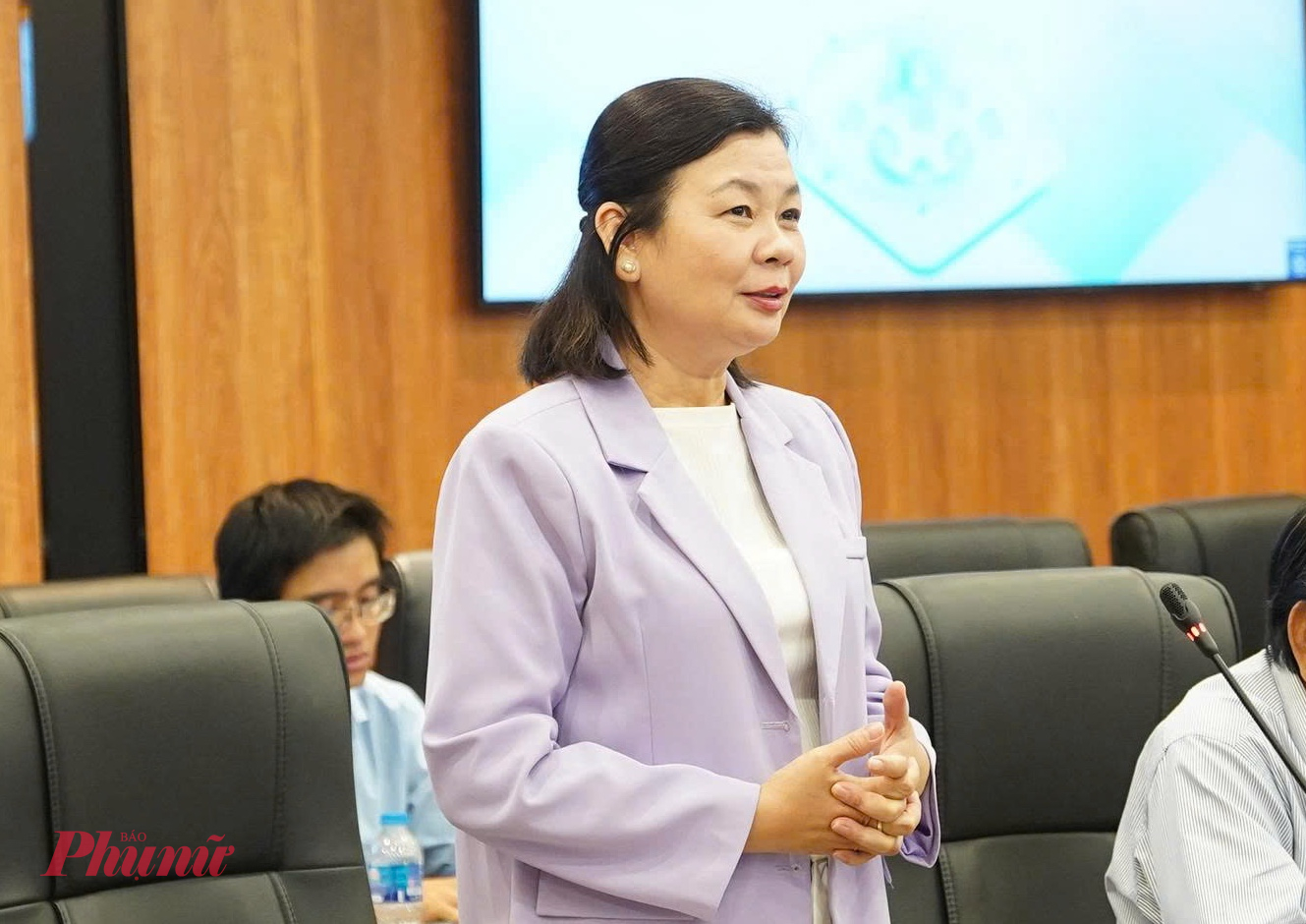 Bà Lý Việt Trung, Tổng biên tập Báo Phụ nữ TPHCM chia sẻ tại tọa đàm - Ảnh: Nguyễn Loan