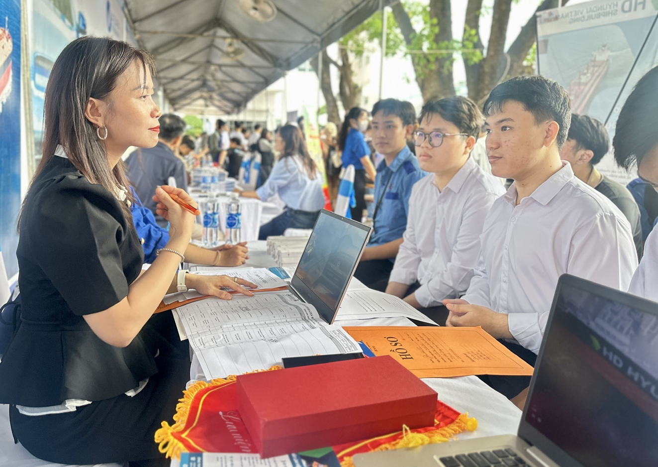 Sinh viên các trường đại học nộp hồ sơ, xin việc tại ngày hội việc làm do Trung tâm Dịch vụ việc làm thanh niên TPHCM tổ chức - Ảnh: PNO