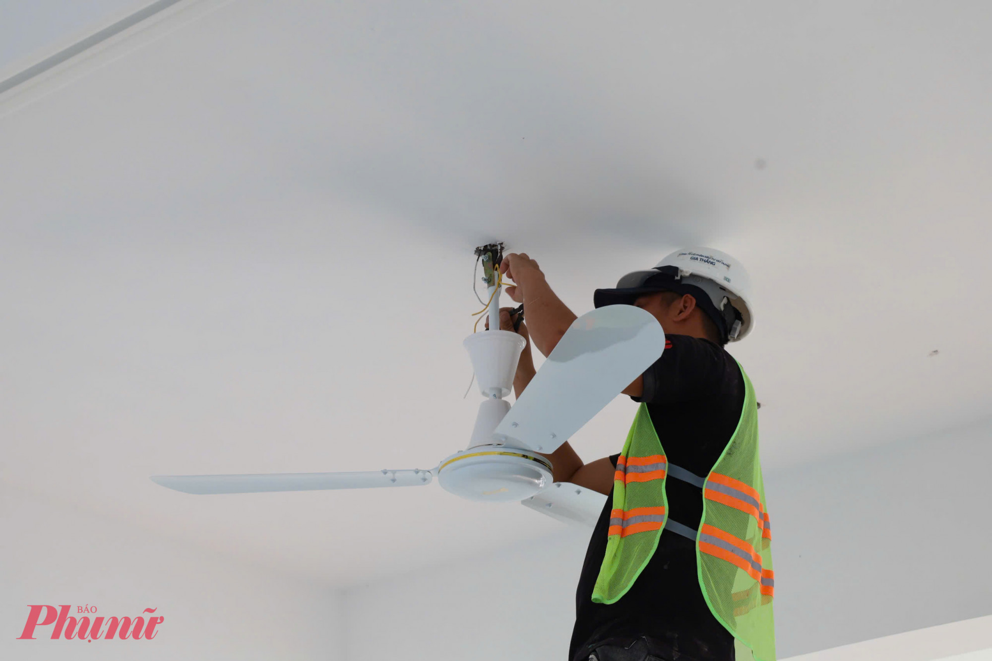 Thợ cũng đang tập trung gấp rút hoàn thiện các công.