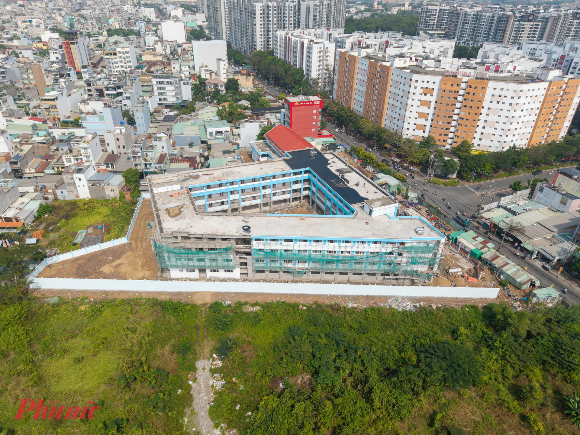 Ngôi trường sắp hoàn thành là biểu tượng cho sự chuyển đổi công năng đất đai và tương lai tri thức của vùng đất.