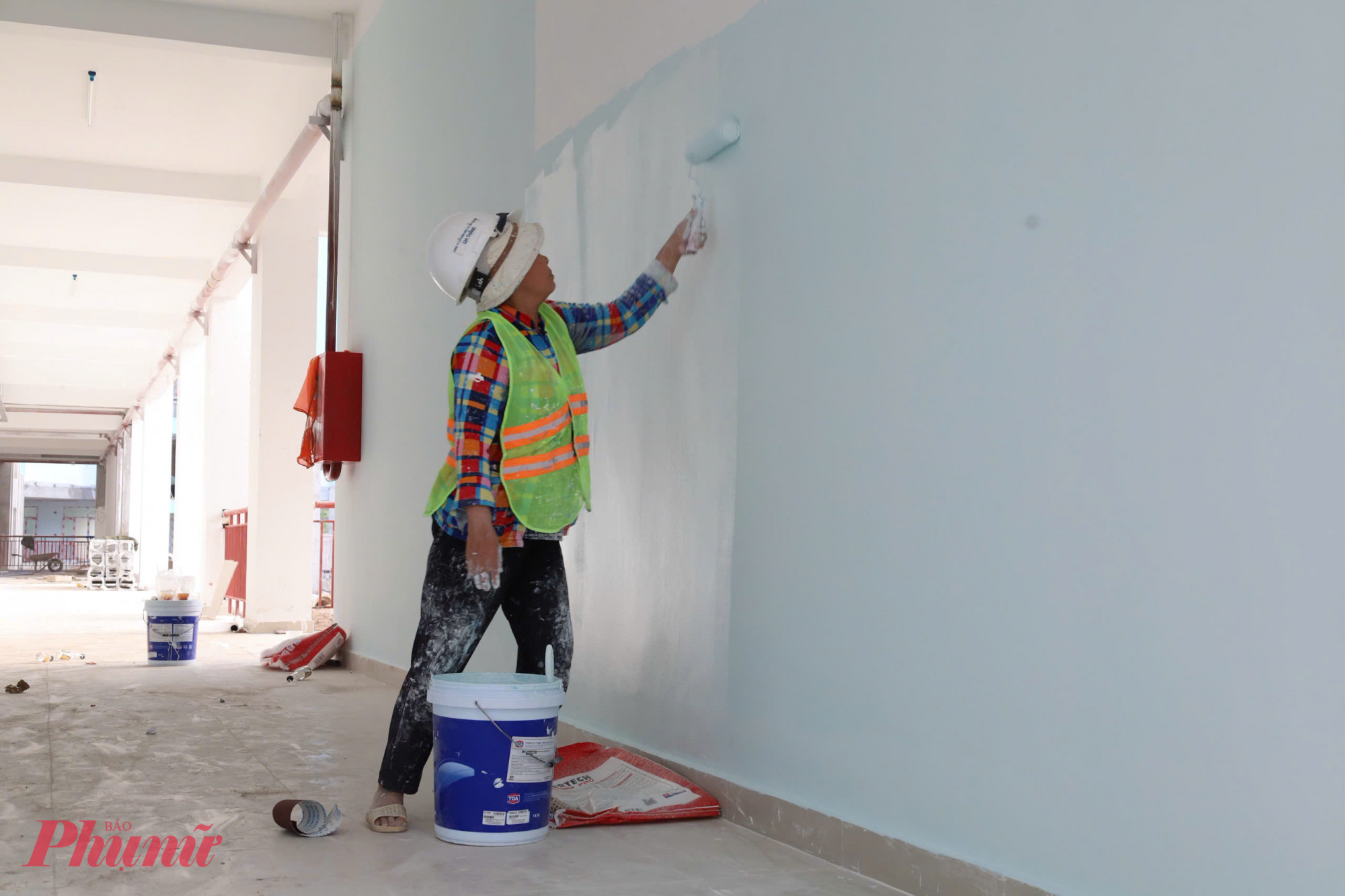 Bước cuối cùng sơn màu cho tường trong nhà.