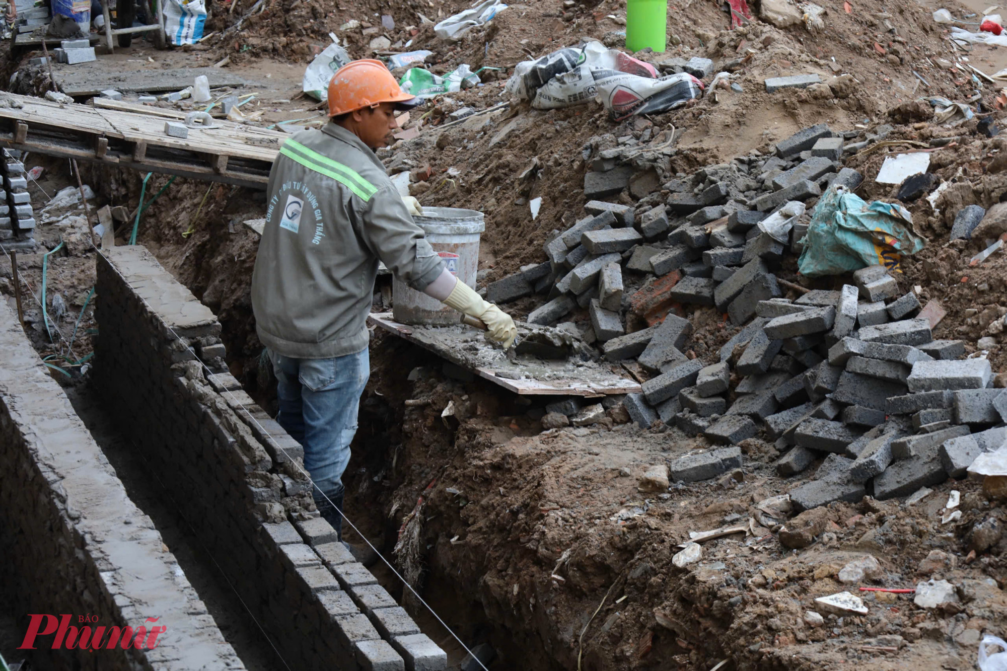 Hệ thống thoát nước ở khu vực sân trường cũng được ráo riết thực hiện.