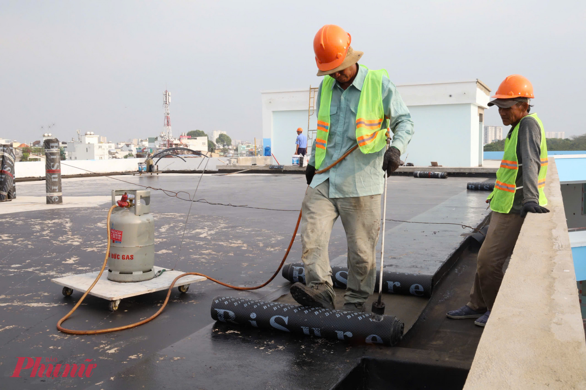 Nhóm công nhân thực hiện công đoạn màng khò chống thấm.